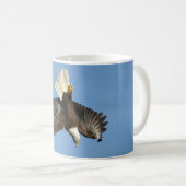 Mug Bald Eagle plongée vers l'eau (Devant droit)