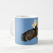 Mug Bald Eagle plongée vers l'eau (Devant gauche)