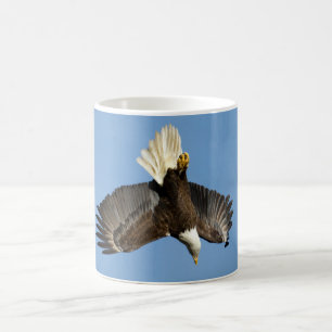Mug Bald Eagle plongée vers l'eau