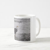 Mug Bald Eagle sur Saumon (Devant droit)