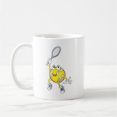 Mug Balle de tennis fraîche tenant la raquette (Gauche)