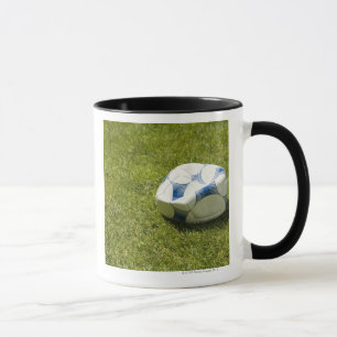 Mug Ballon de football plat dans l'herbe, Allemagne