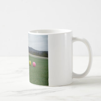 Mug Ballons de golf aux couleurs vives sur une montagn