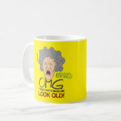 Mug Bande dessinée jaune grincheuse d'anniversaire de (Devant gauche)