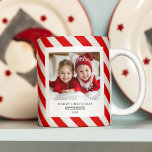 Mug "Bande rouge avec photo Joyeux Noël et nom<br><div class="desc">"Profitez de la chaleur de la saison des Fêtes avec cette Bande Rouge avec Photo Joyeux Noël et Nom Mug Personnalisé. Doté d'un motif rayé rouge joyeux, de votre photo personnalisée et d'un nom personnalisé, ce mug est parfait pour les matinées d'hiver confortables ou comme un cadeau festif pour les...</div>