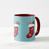 Mug Bas de Noël rouge sur bleu avec nom personnalisé (Devant droit)