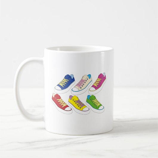 Mug Baskets dessinant, chaussures de course colorées (Gauche)