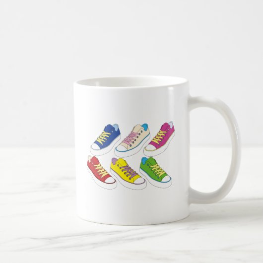 Mug Baskets dessinant, chaussures de course colorées (Droite)