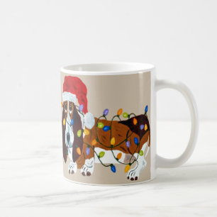 Mug Basset empêtré dans les lumières de Noël