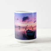 Mug Bateau à coucher de soleil monogrammé sur l'eau (Centre)