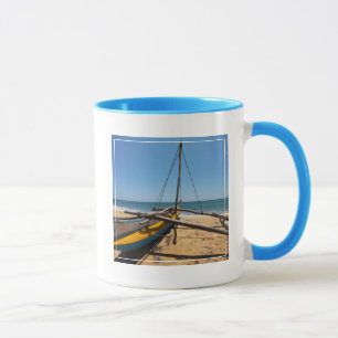 Mug Bateau de pêche amarré sur la plage