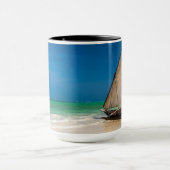 Mug Bateau de pêche traditionnel sur la plage (Centre)
