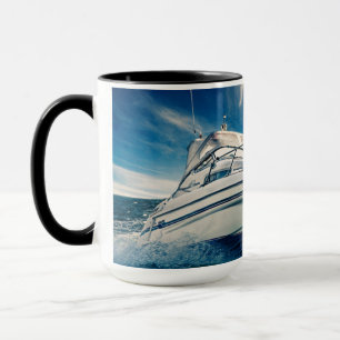 Mug Bateau de puissance entrant dans le port de