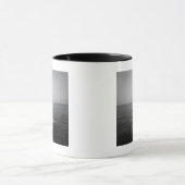 Mug Bateau éloigné sur l'océan (Centre)