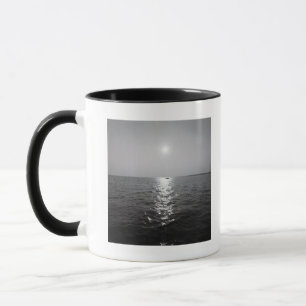 Mug Bateau éloigné sur l'océan