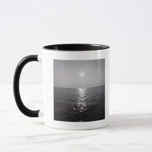 Mug Bateau éloigné sur l'océan (Gauche)