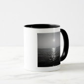 Mug Bateau éloigné sur l'océan (Devant droit)