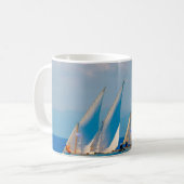 Mug Bateaux classiques en bois en course, Spetses i (Devant gauche)