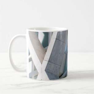 Mug Bâtiment en béton gris en journée