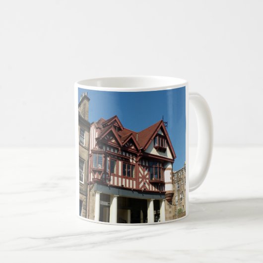 Mug Bâtiment en chêne Tudor, Edimbourg, Ecosse (Devant droit)