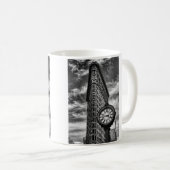 Mug Bâtiment et horloge de Flatiron en noir et blanc (Devant droit)