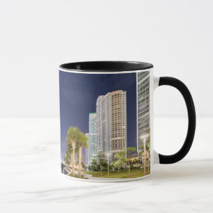 Mug Bâtiments le long de la rivière Riverwalk de Miami