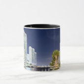 Mug Bâtiments le long de la rivière Riverwalk de Miami (Centre)