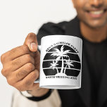 Mug Beach Bachelor Party Island Mariage personnalisé<br><div class="desc">palmiers noirs cool sur une élégante soirée de célibataire ou une tasse mariage sur mesure. Customisez ces faveurs tropicales pour votre mariage de destination. Ils sont parfaits pour toute la fête de la mariée lors d'un dîner de répétition sur l'île ou pour une bonne d'honneur ou un meilleur homme.</div>
