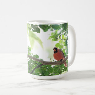 Mug Beau cardinal dans un arbre de lagerstroemia