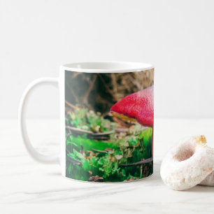 Mug Beau champignon sauvage dans un champ d'automne