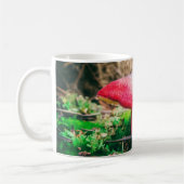 Mug Beau champignon sauvage dans un champ d'automne (Gauche)
