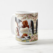 Mug Beau cheval et poulain dans un verger en fleurs (Devant gauche)