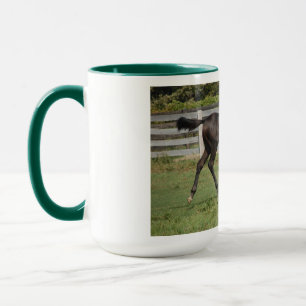 Mug Beau cheval se cabrant dans un champ
