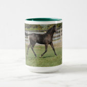 Mug Beau cheval se cabrant dans un champ (Centre)