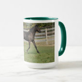Mug Beau cheval se cabrant dans un champ (Devant droit)