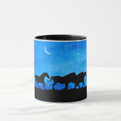 Mug Beau troupeau de Chevaux sauvages à la nuit avec é (Centre)