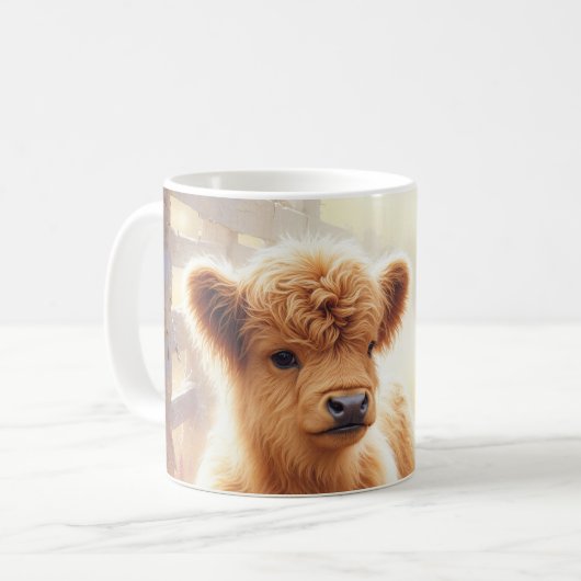 Mug Bébé adorable vache Highland dans un champ de fleu (Devant gauche)