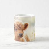 Mug Bébé adorable vache Highland dans un champ de fleu (Centre)