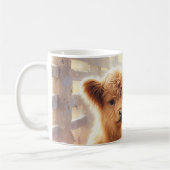 Mug Bébé adorable vache Highland dans un champ de fleu (Gauche)