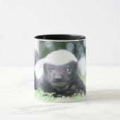 Mug Bébé blaireau au miel sur l'herbe verte photo (Centre)