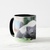 Mug Bébé blaireau au miel sur l'herbe verte photo (Devant gauche)