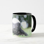 Mug Bébé blaireau au miel sur l'herbe verte photo (Devant droit)