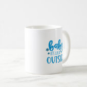 Mug Bébé bleu Il fait froid dehors l'hiver (Devant droit)