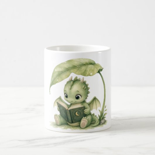 Mug Bébé dragon lisant sous une histoire de feuillage (Centre)