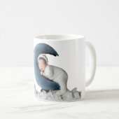 🌙 Mug Bébé Endormi sur la Lune – Étoiles et Nuage (Devant droit)