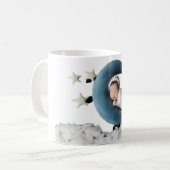 🌙 Mug Bébé Endormi sur la Lune – Étoiles et Nuage (Devant gauche)