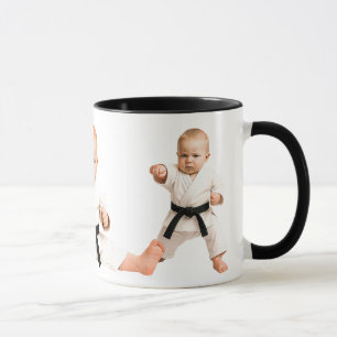 Mug Bébé et bébés font des kata au karaté.