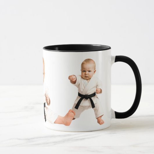 Mug Bébé et bébés font des kata au karaté. (Droite)