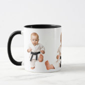 Mug Bébé et bébés font des kata au karaté. (Gauche)
