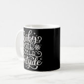 Mug Bébé Il fait froid dehors (Devant gauche)